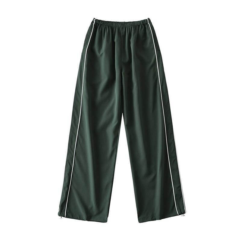 Oversized baggy high-waisted sweatpants for women in green, side pockets, polyester fabric with slight stretch, perfect for summer.